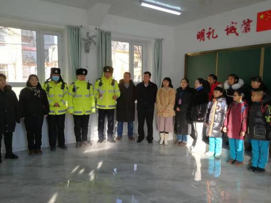 “你好警察節(jié)” 四平鐵西交警寒假前聯(lián)合多部門開展校車應(yīng)急演練活動 “你好警察節(jié)” 四平鐵西交警寒假前聯(lián)合多部門開展校車應(yīng)急演練活動