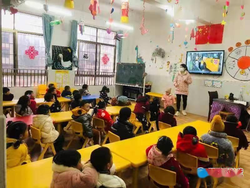 洞口縣巖山鎮(zhèn)中心幼兒園開展校車安全教育活動