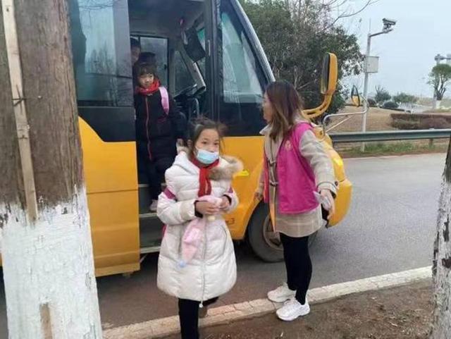 東西湖：校車接送點(diǎn)升級(jí)為“候車室”這個(gè)細(xì)節(jié)好暖心