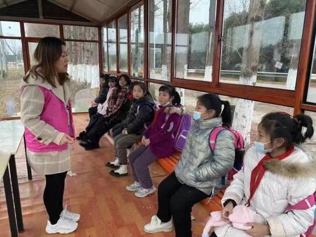 東西湖：校車接送點(diǎn)升級(jí)為“候車室”這個(gè)細(xì)節(jié)好暖心