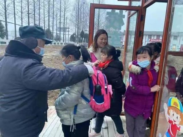 東西湖：校車接送點(diǎn)升級(jí)為“候車室”這個(gè)細(xì)節(jié)好暖心