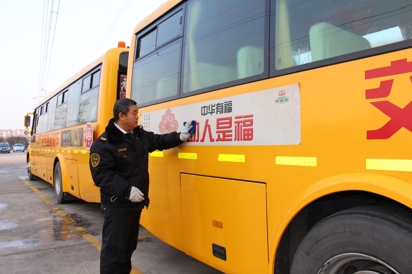 青島一私家車意外起火，校車司機(jī)出手相助