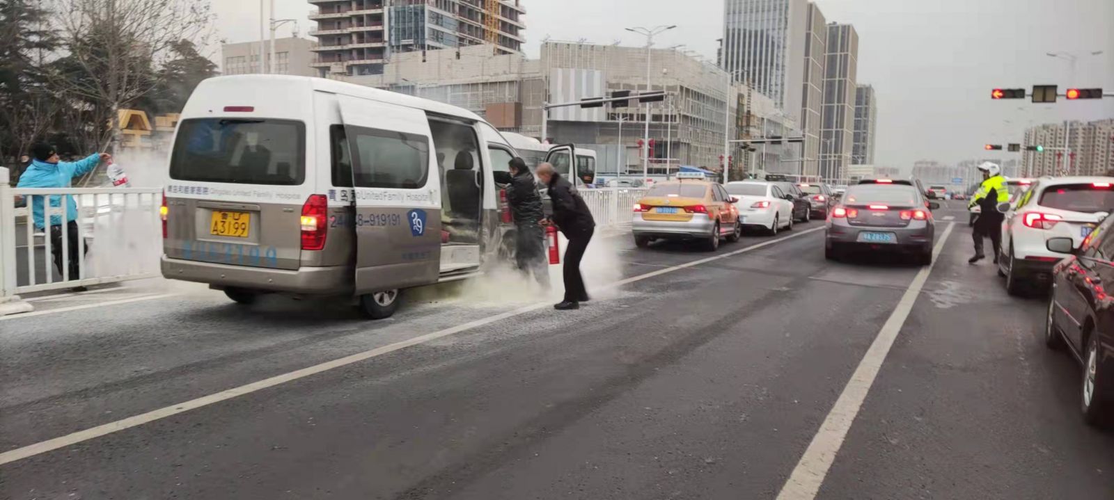 青島一私家車意外起火，校車司機(jī)出手相助