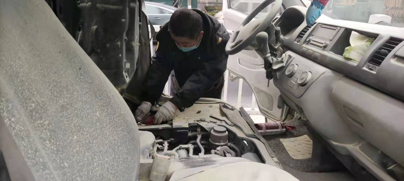 青島一私家車意外起火，校車司機(jī)出手相助