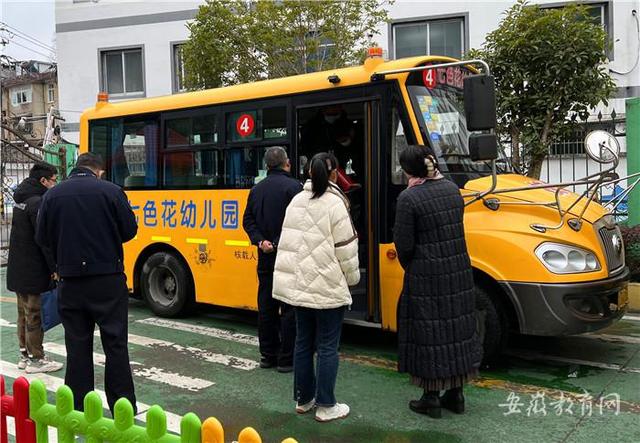 確保學(xué)生上下學(xué)乘車安全歙縣開展校車專項檢查/ 確保學(xué)生上下學(xué)乘車安全歙縣開展校車專項檢查