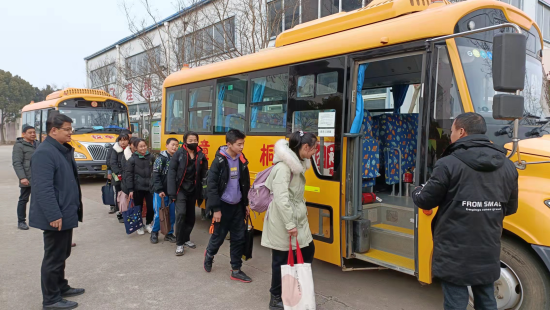 桐城市新店初中:校車暢通農(nóng)村娃求學(xué)路 桐城市新店初中:校車暢通農(nóng)村娃求學(xué)路