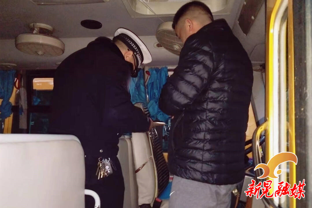 新晃交警聯(lián)合校車辦開展冬季校車安全專項(xiàng)檢查/ 新晃交警聯(lián)合校車辦開展冬季校車安全專項(xiàng)檢查