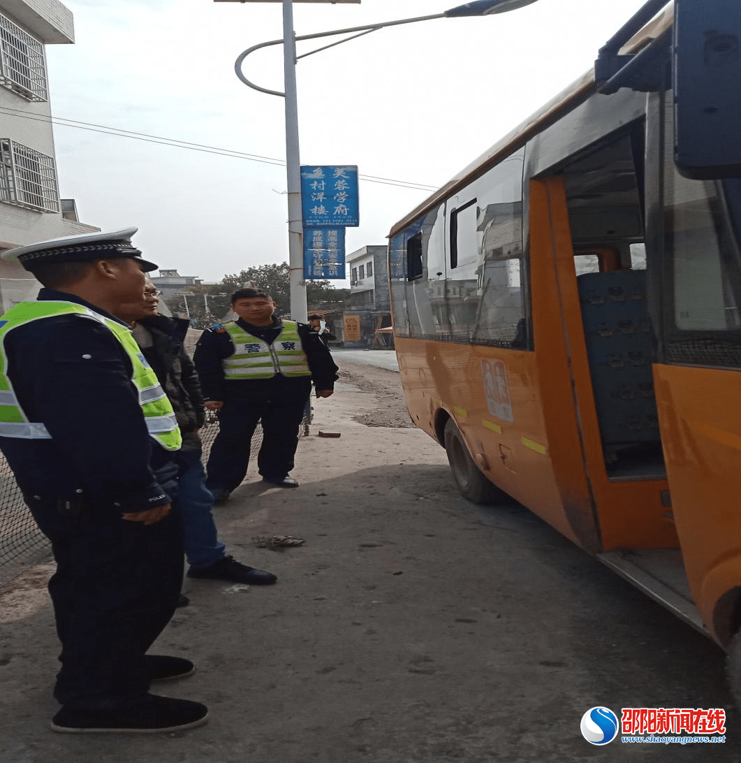 武岡市水浸坪鄉(xiāng)進行校車檢查 筑牢校園安全防線 武岡市水浸坪鄉(xiāng)進行校車檢查 筑牢校園安全防線