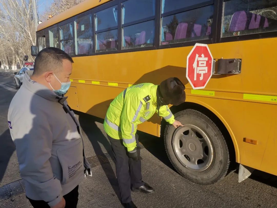 哈巴河縣開展校車安全大檢查活動/ 哈巴河縣開展校車安全大檢查活動