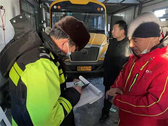 依安縣交警大隊(duì)開展冬季校車安全大檢查/ 依安縣交警大隊(duì)開展冬季校車安全大檢查