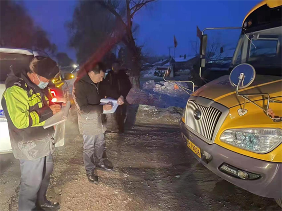 依安縣交警大隊(duì)開展冬季校車安全大檢查/ 依安縣交警大隊(duì)開展冬季校車安全大檢查