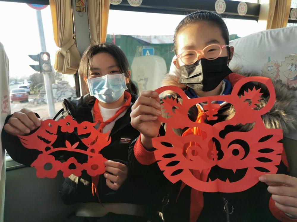 學(xué)生放假我“充電”，溫馨校車“車休人不休”