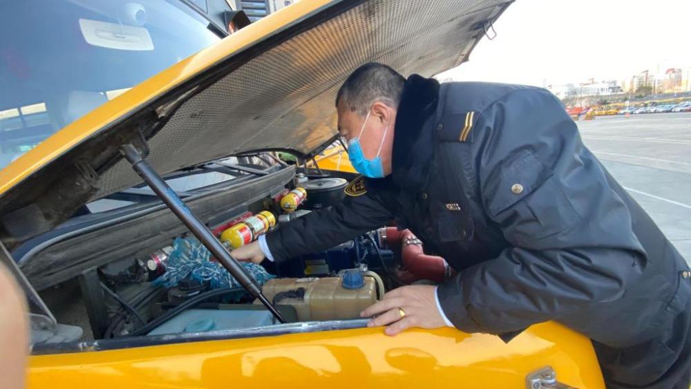 學(xué)生放假我“充電”，溫馨校車“車休人不休”