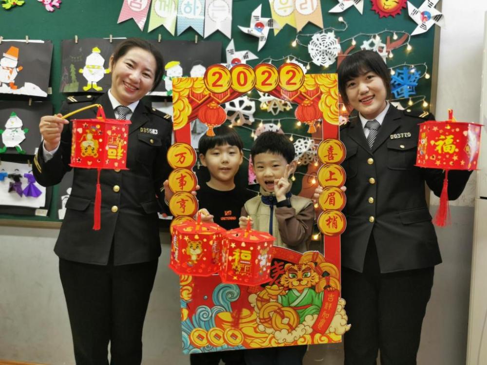 學(xué)生放假我“充電”，溫馨校車“車休人不休”