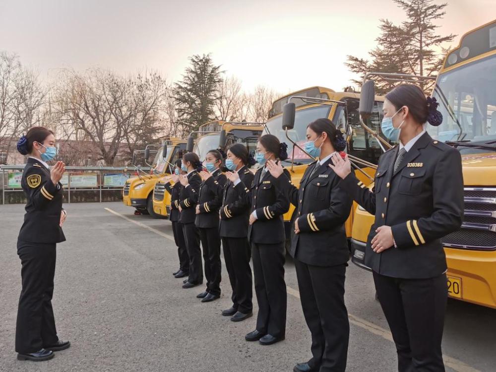 學(xué)生放假我“充電”，溫馨校車“車休人不休”