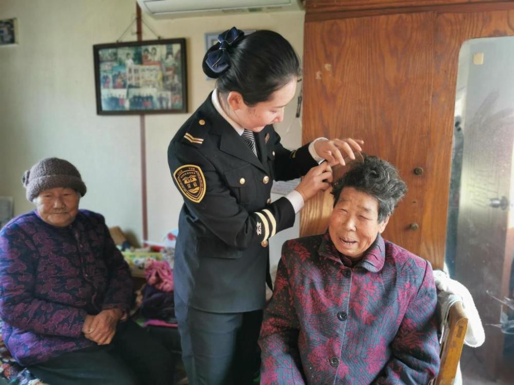 學(xué)生放假我“充電”，溫馨校車“車休人不休”