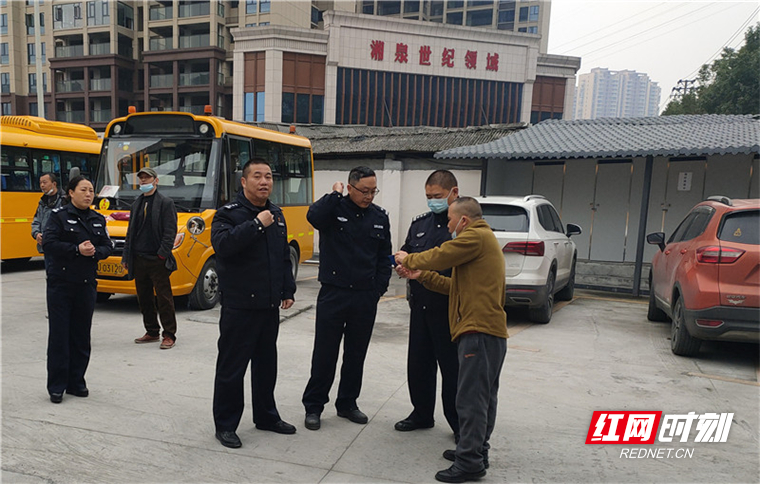 整治頑瘴痼疾 吉首交警集中審驗(yàn)26輛“放假”校車 1.jpg