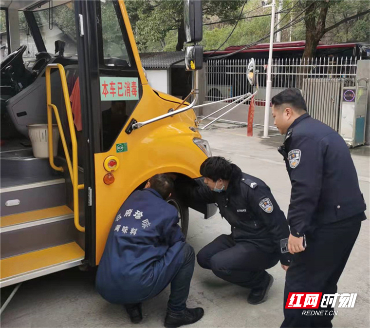 整治頑瘴痼疾 吉首交警集中審驗(yàn)26輛“放假”校車 2.jpg