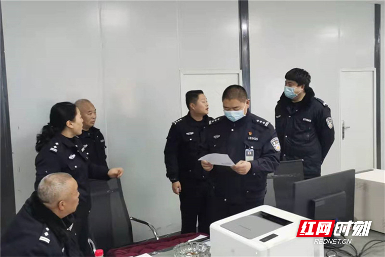 整治頑瘴痼疾 吉首交警集中審驗(yàn)26輛“放假”校車 3.jpg