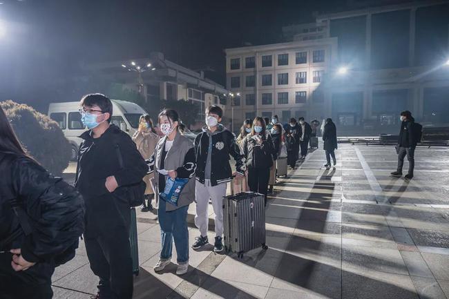 西安思源學(xué)院溫情校車助學(xué)子安全返鄉(xiāng)回家團(tuán)圓/ 西安思源學(xué)院溫情校車助學(xué)子安全返鄉(xiāng)回家團(tuán)圓