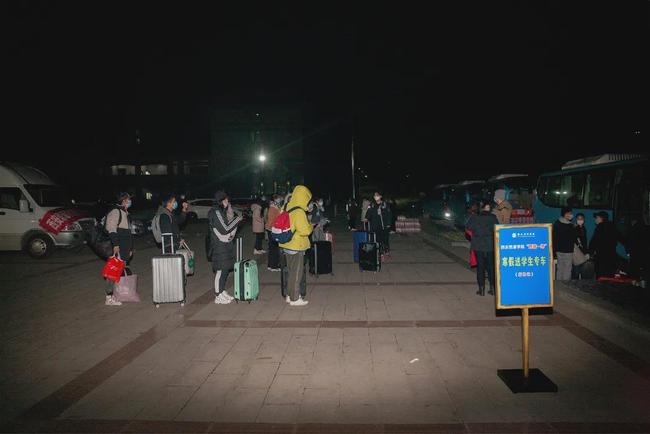 西安思源學(xué)院溫情校車助學(xué)子安全返鄉(xiāng)回家團(tuán)圓/ 西安思源學(xué)院溫情校車助學(xué)子安全返鄉(xiāng)回家團(tuán)圓