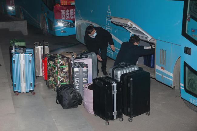 西安思源學(xué)院溫情校車助學(xué)子安全返鄉(xiāng)回家團(tuán)圓/ 西安思源學(xué)院溫情校車助學(xué)子安全返鄉(xiāng)回家團(tuán)圓