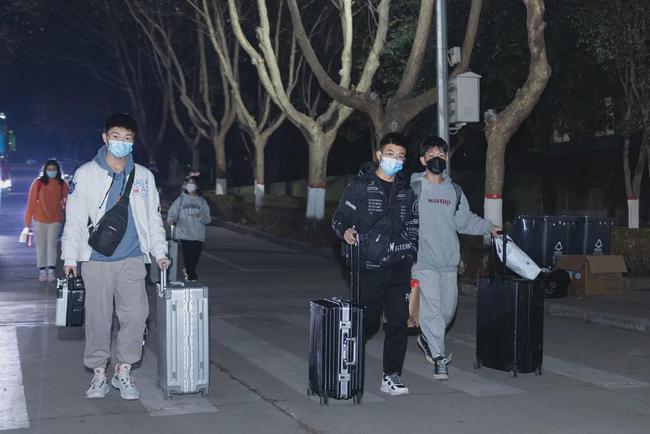 西安思源學(xué)院溫情校車助學(xué)子安全返鄉(xiāng)回家團(tuán)圓/ 西安思源學(xué)院溫情校車助學(xué)子安全返鄉(xiāng)回家團(tuán)圓