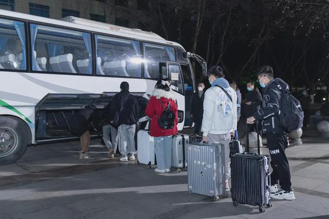 西安思源學(xué)院溫情校車助學(xué)子安全返鄉(xiāng)回家團(tuán)圓/ 西安思源學(xué)院溫情校車助學(xué)子安全返鄉(xiāng)回家團(tuán)圓