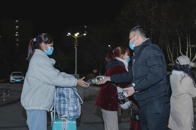 西安思源學(xué)院溫情校車助學(xué)子安全返鄉(xiāng)回家團(tuán)圓/ 西安思源學(xué)院溫情校車助學(xué)子安全返鄉(xiāng)回家團(tuán)圓