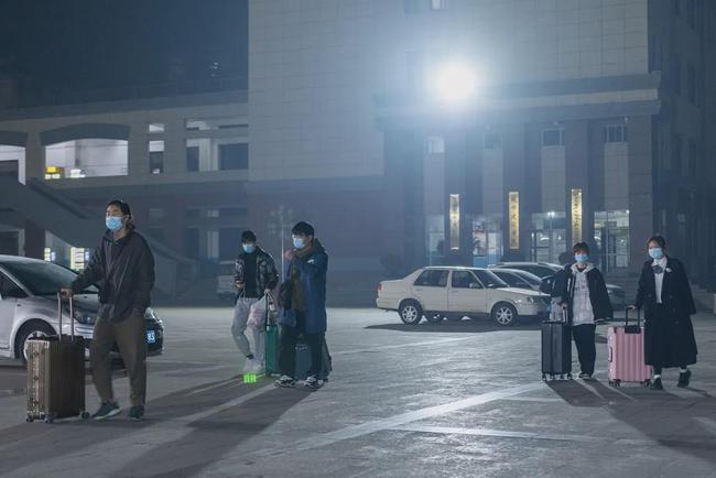 西安思源學(xué)院溫情校車助學(xué)子安全返鄉(xiāng)回家團(tuán)圓/ 西安思源學(xué)院溫情校車助學(xué)子安全返鄉(xiāng)回家團(tuán)圓