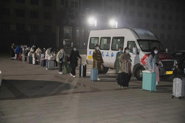 西安思源學(xué)院溫情校車助學(xué)子安全返鄉(xiāng)回家團(tuán)圓/ 西安思源學(xué)院溫情校車助學(xué)子安全返鄉(xiāng)回家團(tuán)圓