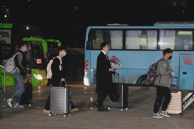 西安思源學(xué)院溫情校車助學(xué)子安全返鄉(xiāng)回家團(tuán)圓/ 西安思源學(xué)院溫情校車助學(xué)子安全返鄉(xiāng)回家團(tuán)圓