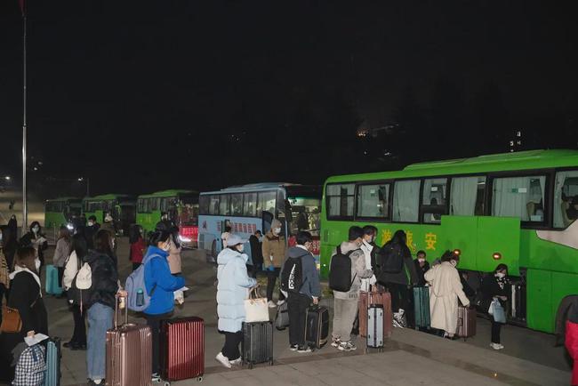 西安思源學(xué)院溫情校車助學(xué)子安全返鄉(xiāng)回家團(tuán)圓/ 西安思源學(xué)院溫情校車助學(xué)子安全返鄉(xiāng)回家團(tuán)圓