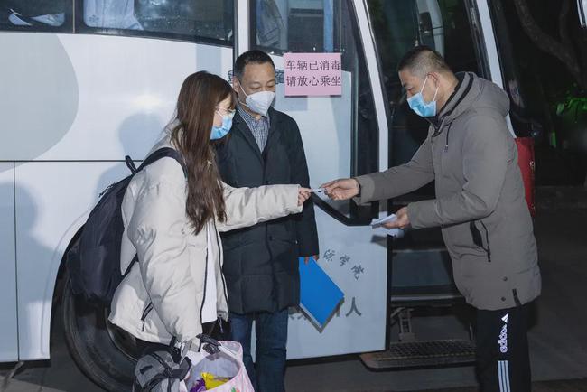 西安思源學(xué)院溫情校車助學(xué)子安全返鄉(xiāng)回家團(tuán)圓/ 西安思源學(xué)院溫情校車助學(xué)子安全返鄉(xiāng)回家團(tuán)圓