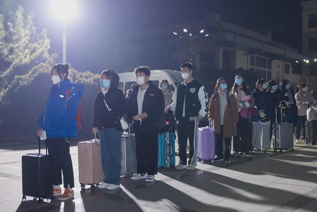 西安思源學(xué)院溫情校車助學(xué)子安全返鄉(xiāng)回家團(tuán)圓/ 西安思源學(xué)院溫情校車助學(xué)子安全返鄉(xiāng)回家團(tuán)圓