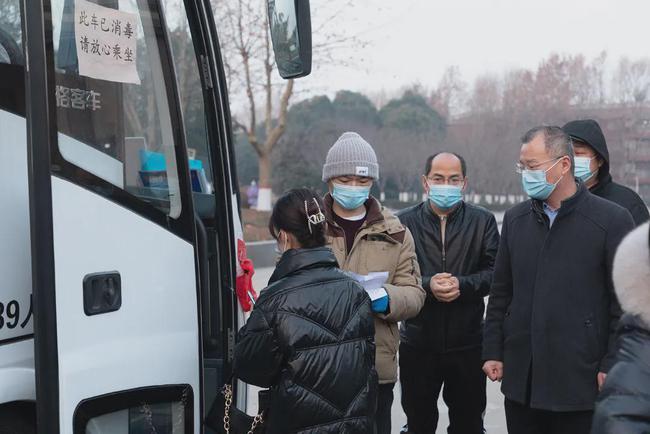 西安思源學(xué)院溫情校車助學(xué)子安全返鄉(xiāng)回家團(tuán)圓/ 西安思源學(xué)院溫情校車助學(xué)子安全返鄉(xiāng)回家團(tuán)圓