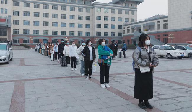 西安思源學(xué)院溫情校車助學(xué)子安全返鄉(xiāng)回家團(tuán)圓/ 西安思源學(xué)院溫情校車助學(xué)子安全返鄉(xiāng)回家團(tuán)圓