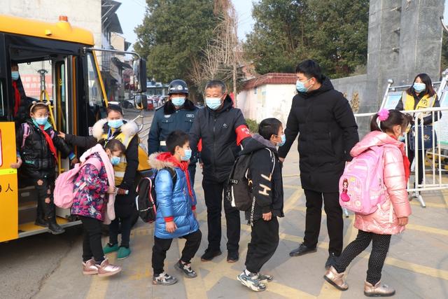 安徽懷寧:安全校車行千里 安徽懷寧:安全校車行千里