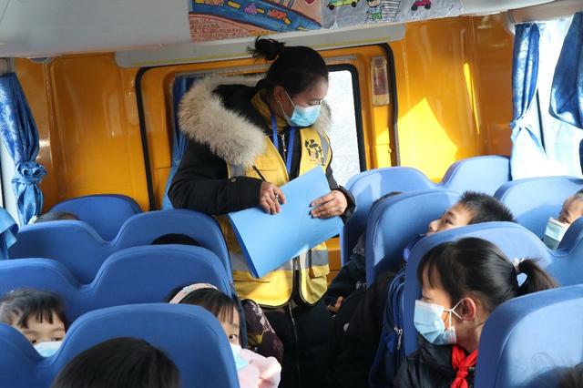 安徽懷寧:安全校車行千里 安徽懷寧:安全校車行千里