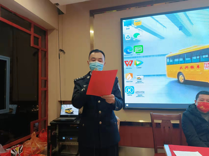 安全初心兩不忘:鄂州大興校車公司表彰會(huì)議“變身”安全課堂 安全初心兩不忘:鄂州大興校車公司表彰會(huì)議“變身”安全課堂