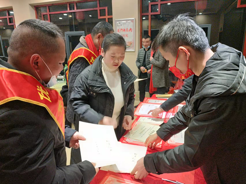 安全初心兩不忘:鄂州大興校車公司表彰會(huì)議“變身”安全課堂 安全初心兩不忘:鄂州大興校車公司表彰會(huì)議“變身”安全課堂