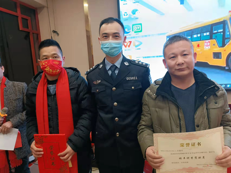 安全初心兩不忘:鄂州大興校車公司表彰會(huì)議“變身”安全課堂 安全初心兩不忘:鄂州大興校車公司表彰會(huì)議“變身”安全課堂