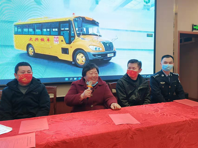 安全初心兩不忘:鄂州大興校車公司表彰會(huì)議“變身”安全課堂 安全初心兩不忘:鄂州大興校車公司表彰會(huì)議“變身”安全課堂