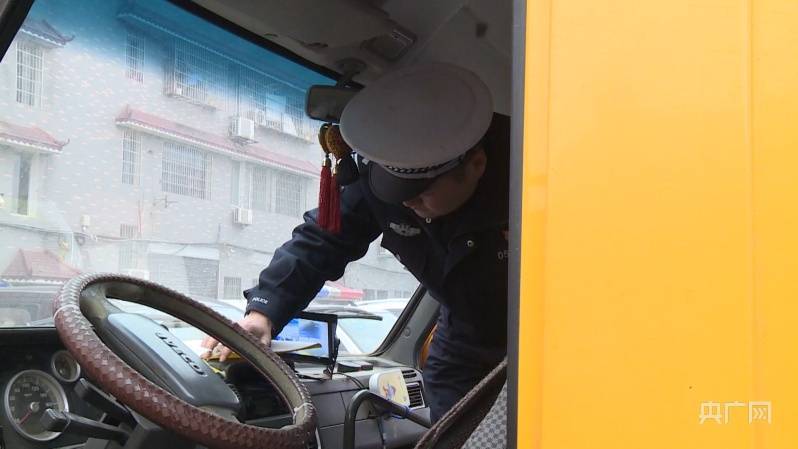 杜絕帶“病”上路 湖南多地開展校車“體檢” 杜絕帶“病”上路 湖南多地開展校車“體檢”