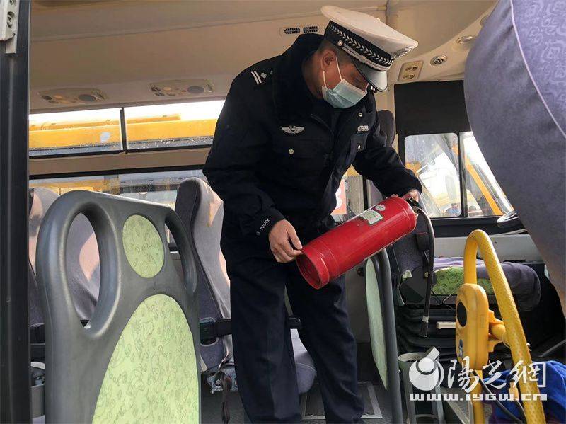 開學季 校車復工交警來“體檢” 開學季 校車復工交警來“體檢”