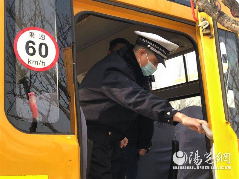 開學季 校車復工交警來“體檢” 開學季 校車復工交警來“體檢”