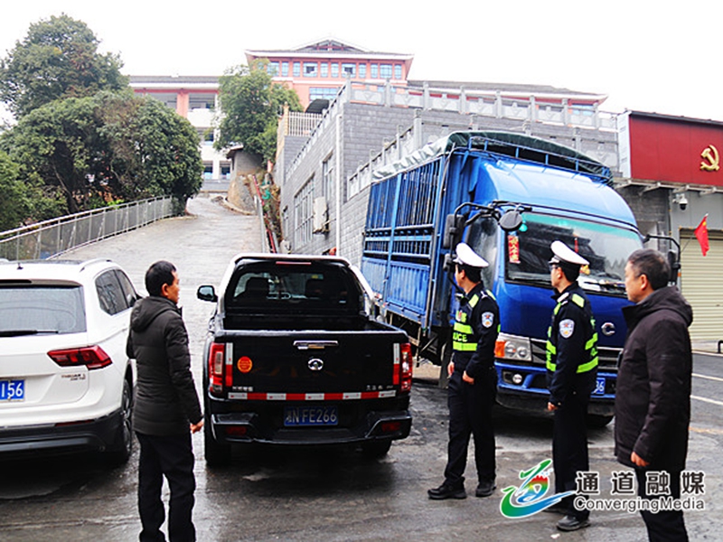 通道交警全力做好開學(xué)季“學(xué)區(qū)警務(wù)”工作 15cfb665beb86c17b3bab748988a344.jpg