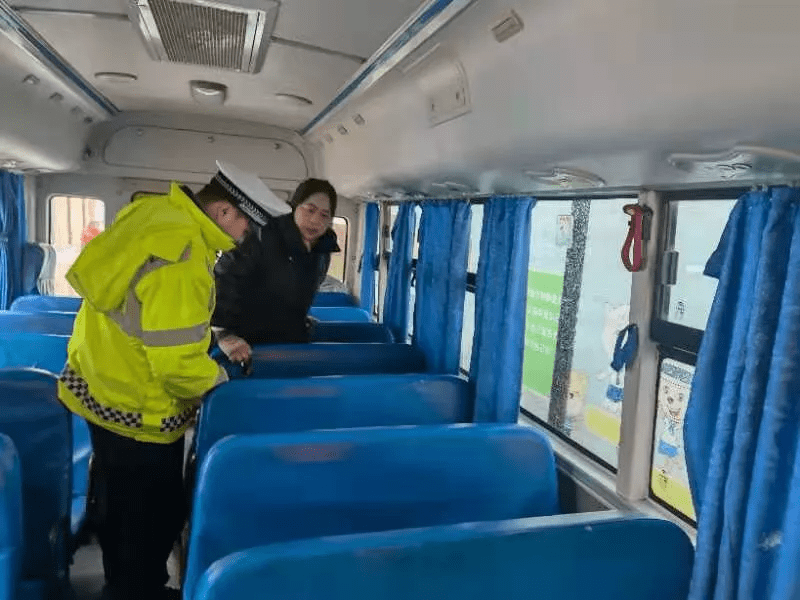 景德鎮(zhèn)交警走進天天樂幼兒園開展校車檢查