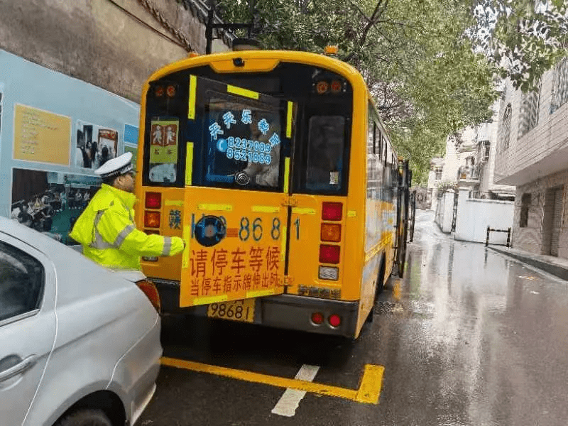 景德鎮(zhèn)交警走進天天樂幼兒園開展校車檢查