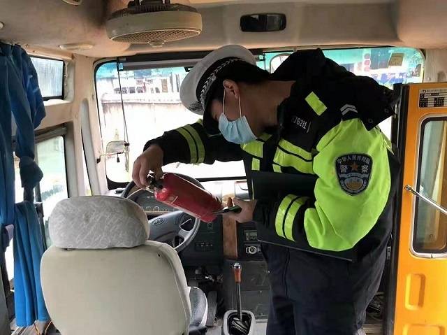 修水:開學(xué)季開展校車安全大排查 修水:開學(xué)季開展校車安全大排查